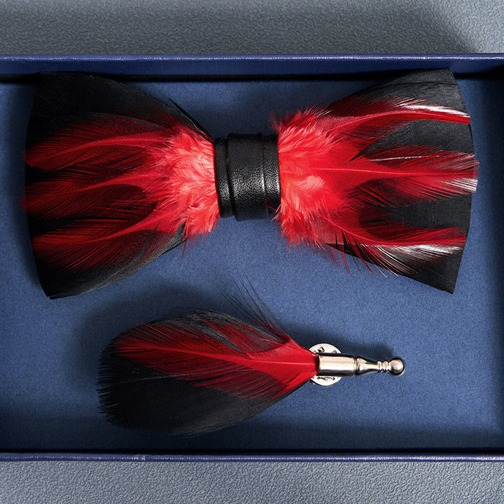 Pajarita de plumas preatada en rojo, blanco y burdeos