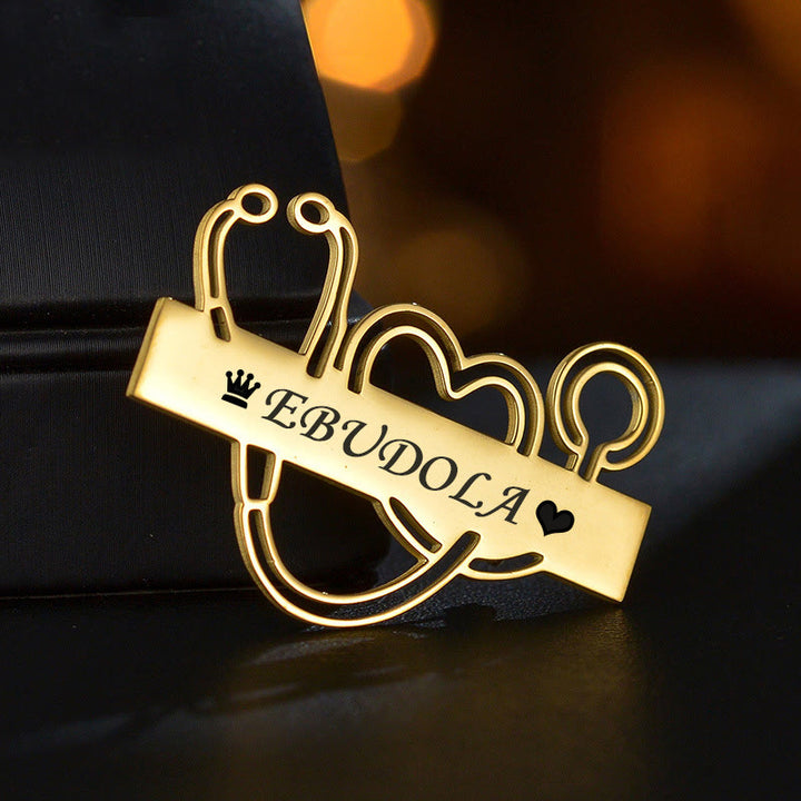 Broche de estetoscopio de tira larga dorado con tu nombre personalizado
