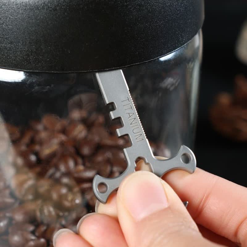 Mini abrebotellas portátiles para exteriores con forma de palanca y llavero EDC en forma de cruz.