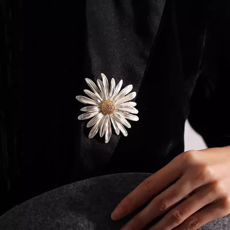 Broche de margarita plateada con pintura al óleo artística para mujer