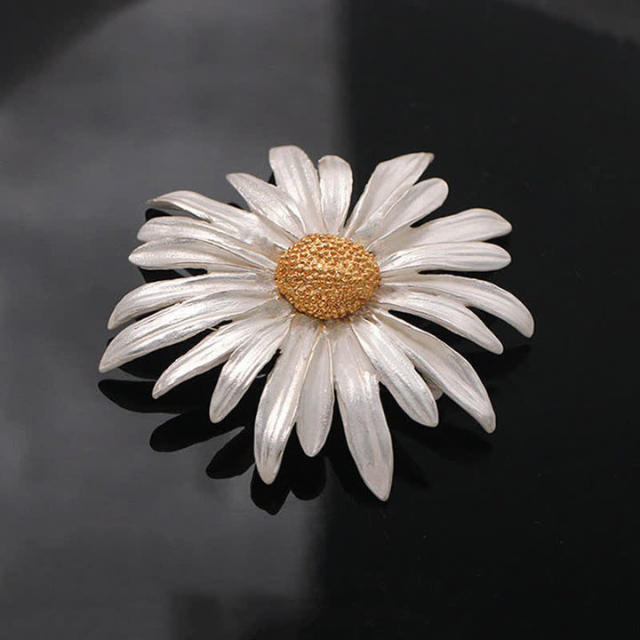 Broche de margarita plateada con pintura al óleo artística para mujer