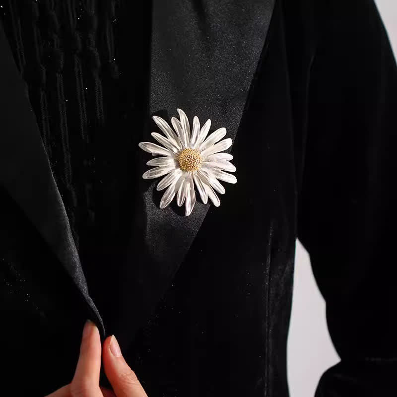 Broche de margarita plateada con pintura al óleo artística para mujer