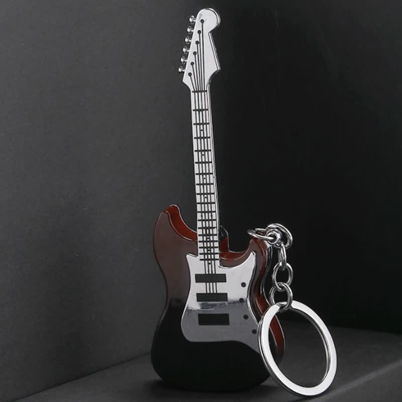 Llavero inflable con forma de guitarra y encendedor de butano.