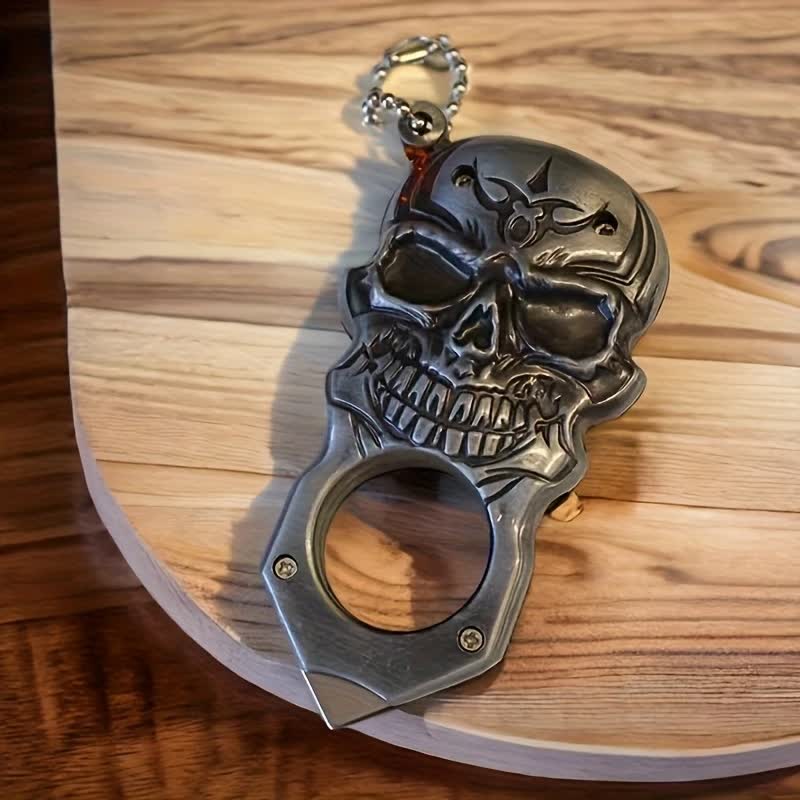 Llavero multifuncional con encendedor de butano y cara de calavera noble