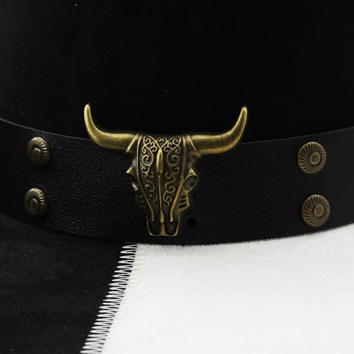 Sombrero de vaquero de ante sintético con banda de remaches de toro en blanco y negro en contraste
