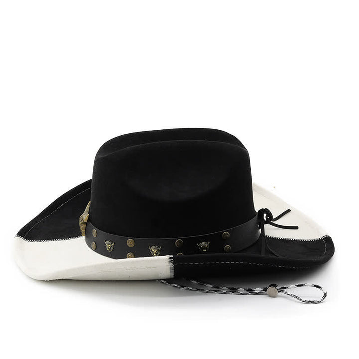 Sombrero de vaquero de ante sintético con banda de remaches de toro en blanco y negro en contraste