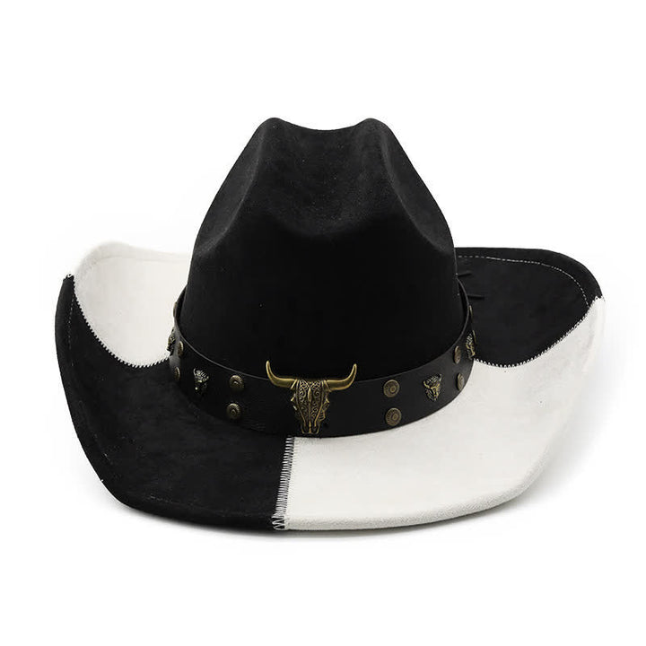 Sombrero de vaquero de ante sintético con banda de remaches de toro en blanco y negro en contraste