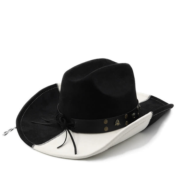 Sombrero de vaquero de ante sintético con banda de remaches de toro en blanco y negro en contraste