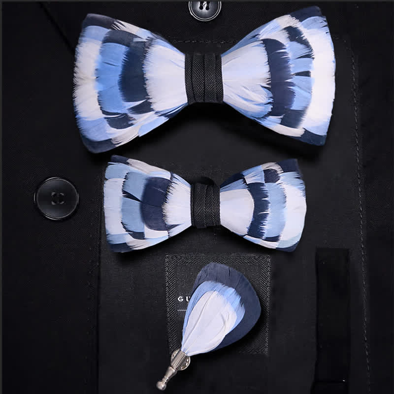 Pajarita con plumas y diseño de cuadros azules y blancos para niños con prendedor de solapa