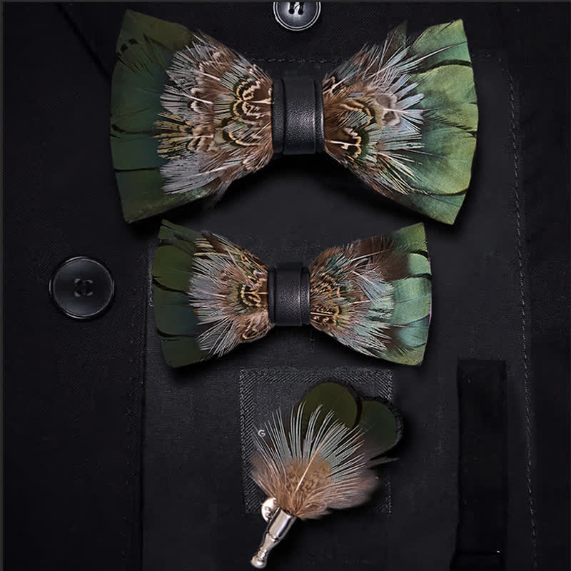 Pajarita con plumas de faisán verde bosque y broche de solapa