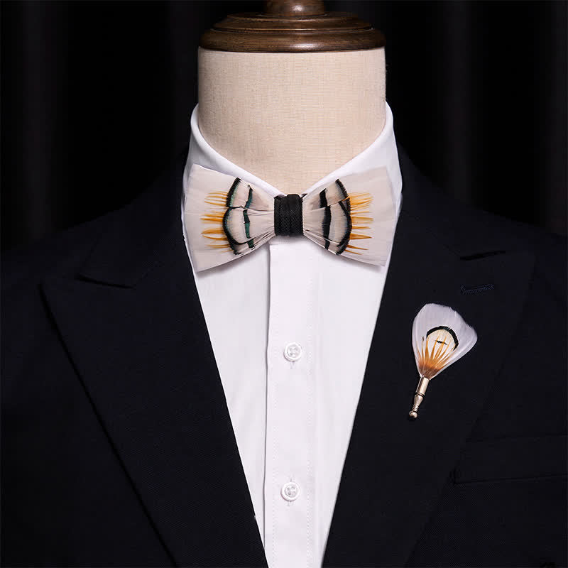Pajarita elegante de plumas color beige con broche de solapa