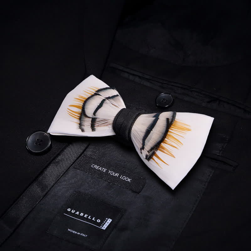 Pajarita elegante de plumas color beige con broche de solapa