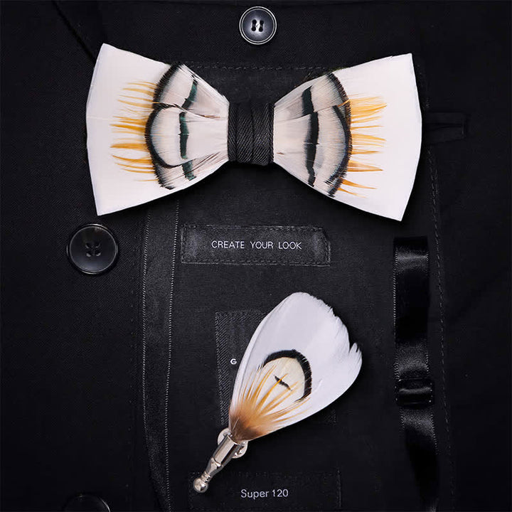 Pajarita elegante de plumas color beige con broche de solapa