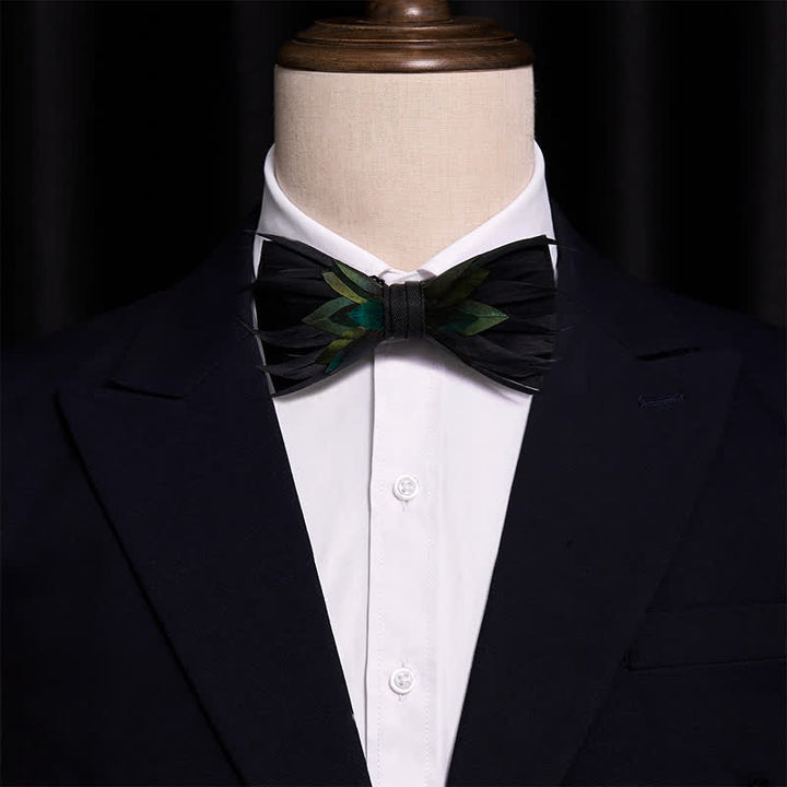 Pajarita elegante con plumas negras y verdes