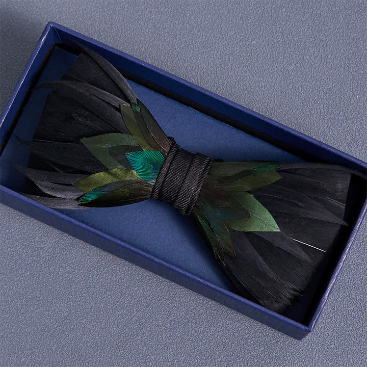 Pajarita elegante con plumas negras y verdes