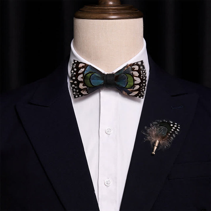 Pajarita con prendedor de solapa de plumas de guinea blancas y ganso azul