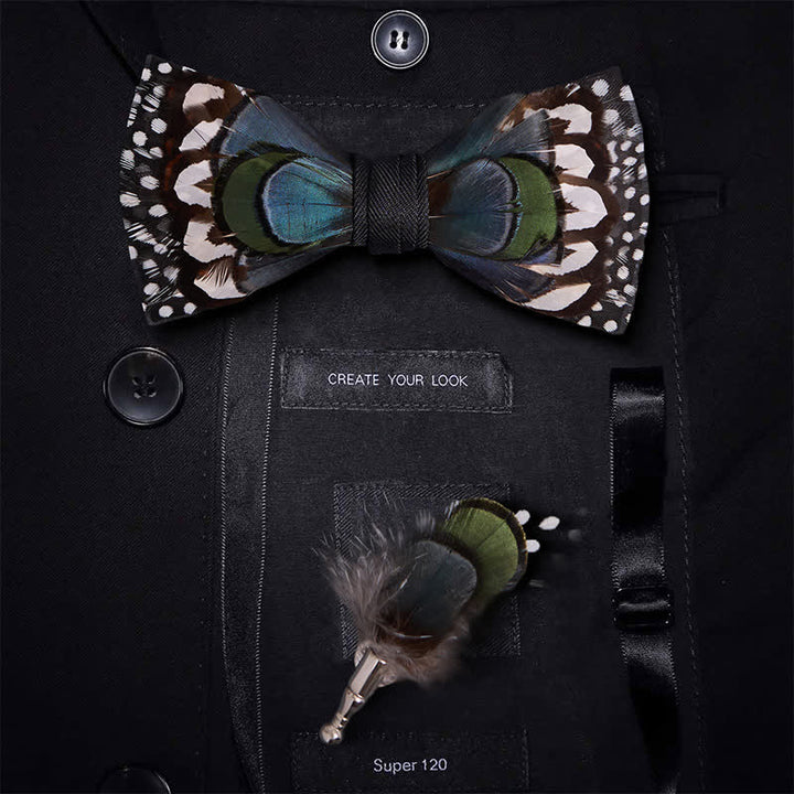 Pajarita con prendedor de solapa de plumas de guinea blancas y ganso azul