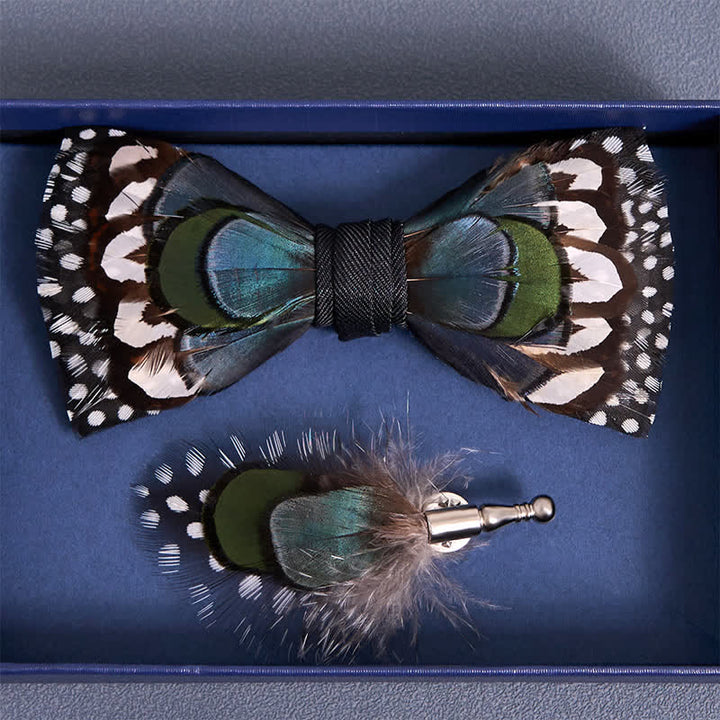 Pajarita con prendedor de solapa de plumas de guinea blancas y ganso azul