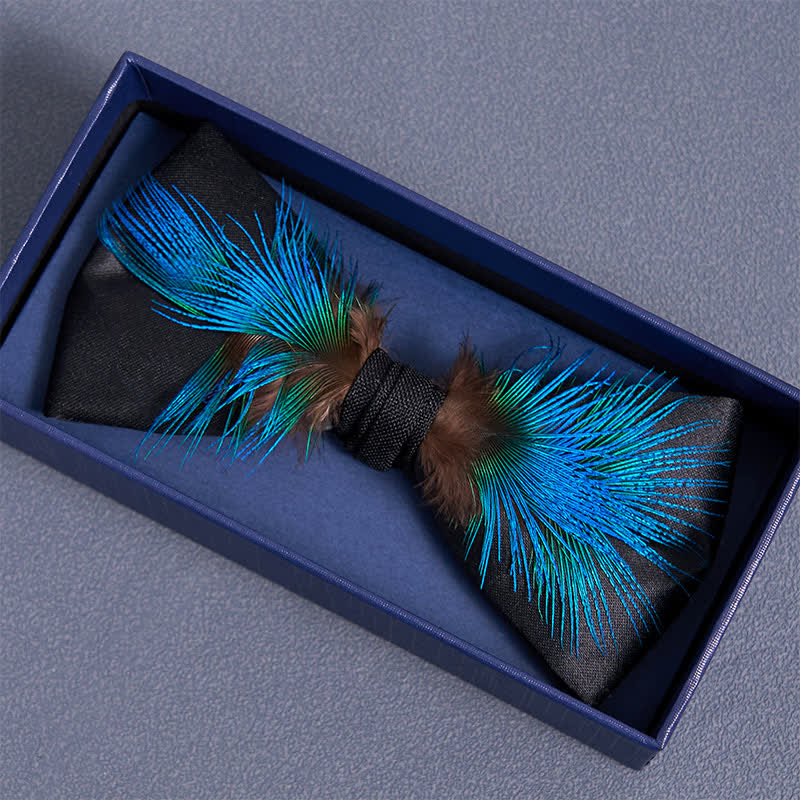 Pajarita elegante con plumas azules y negras