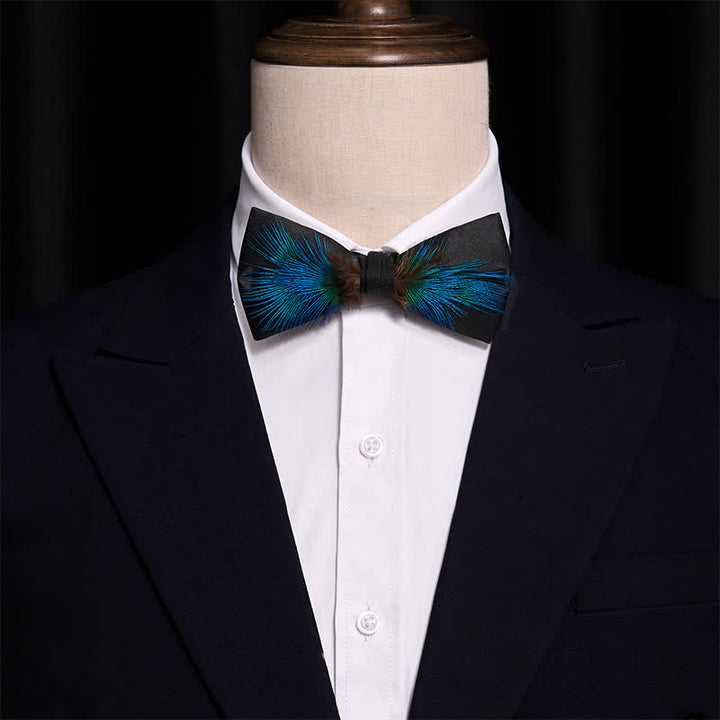 Pajarita elegante con plumas azules y negras