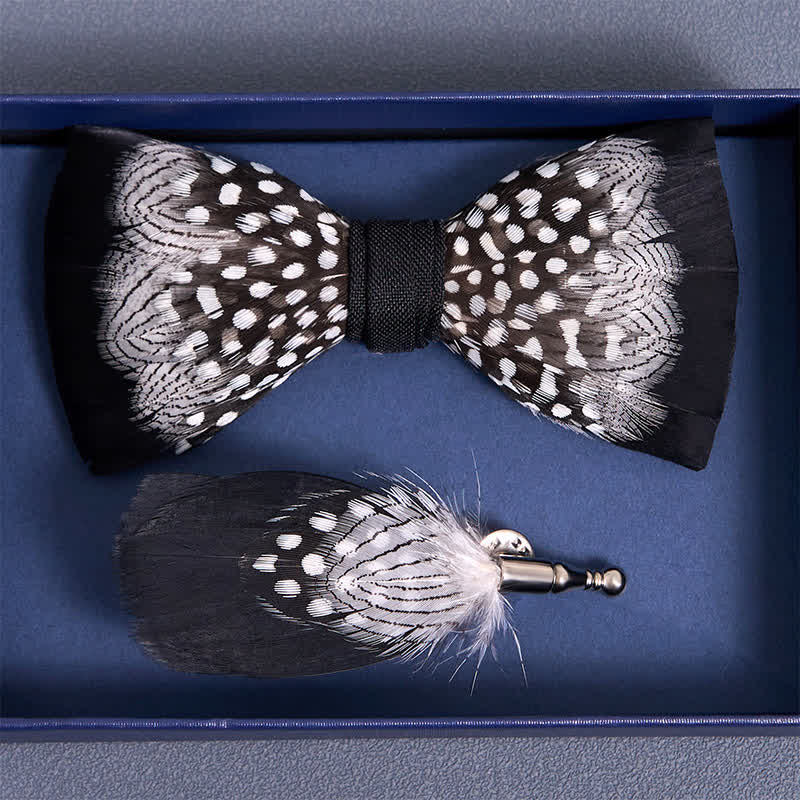 Pajarita de plumas entrelazadas en blanco y negro con prendedor de solapa