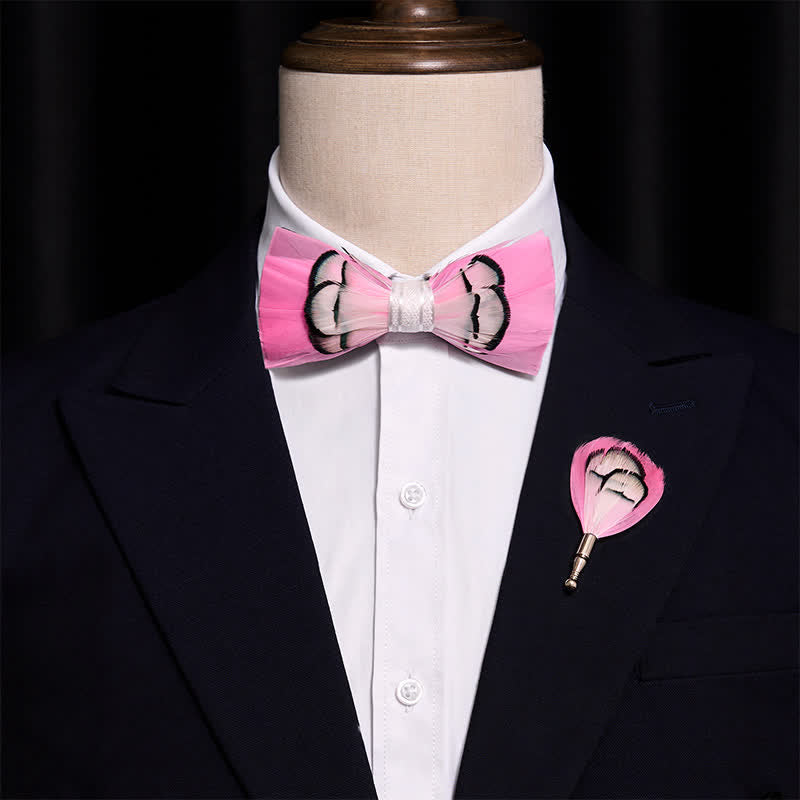 Pajarita con plumas de color rosa intenso y broche de solapa