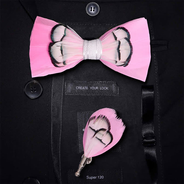 Pajarita con plumas de color rosa intenso y broche de solapa