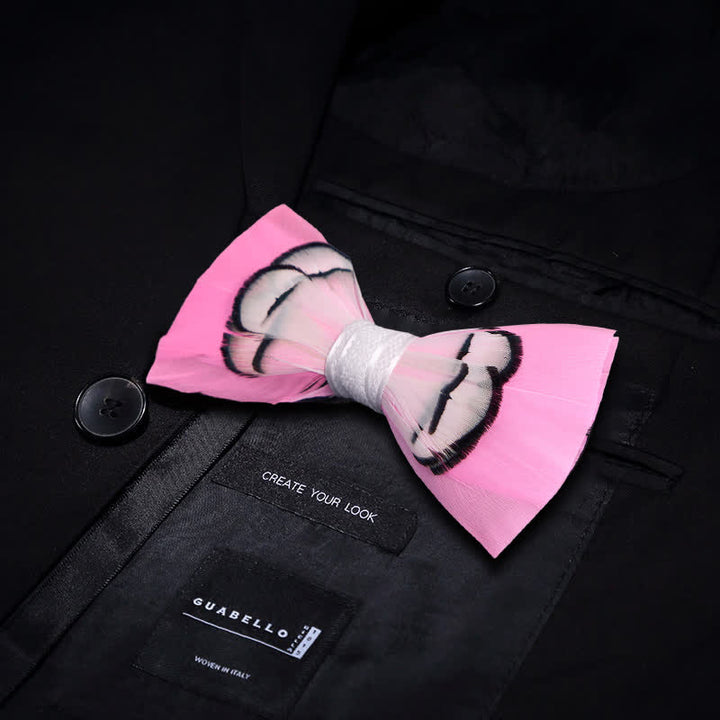 Pajarita infantil con plumas de color rosa intenso y broche de solapa