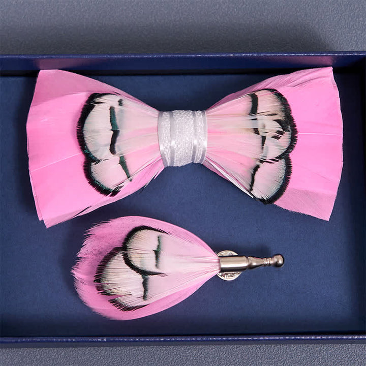 Pajarita infantil con plumas de color rosa intenso y broche de solapa
