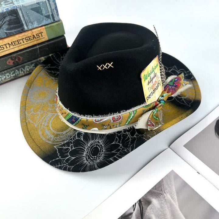 Sombrero de vaquero occidental con decoración de plumas de girasol pintadas con aerosol