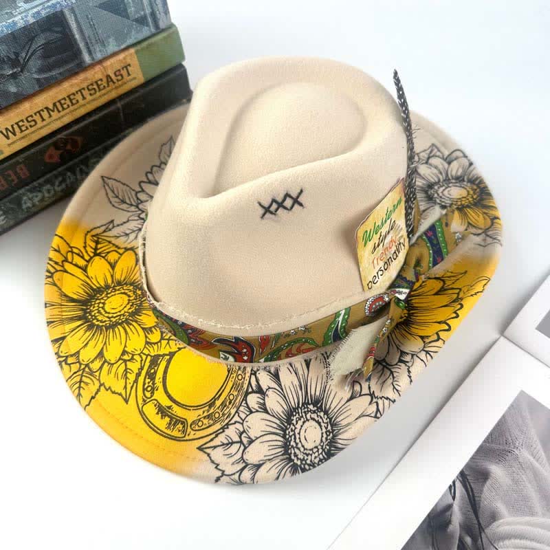 Sombrero de vaquero occidental con decoración de plumas de girasol pintadas con aerosol
