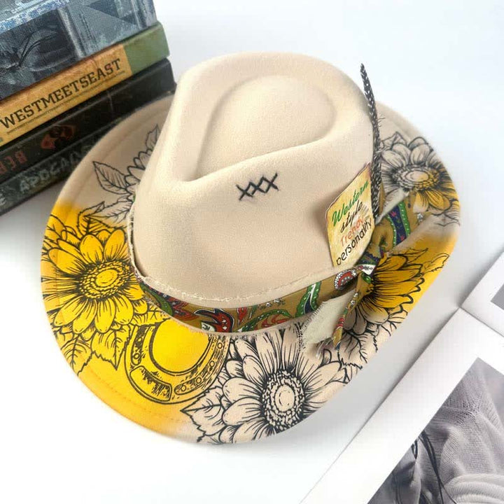 Sombrero de vaquero occidental con decoración de plumas de girasol pintadas con aerosol