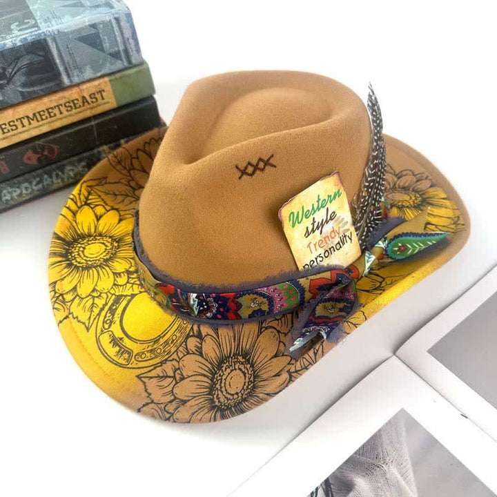 Sombrero de vaquero occidental con decoración de plumas de girasol pintadas con aerosol