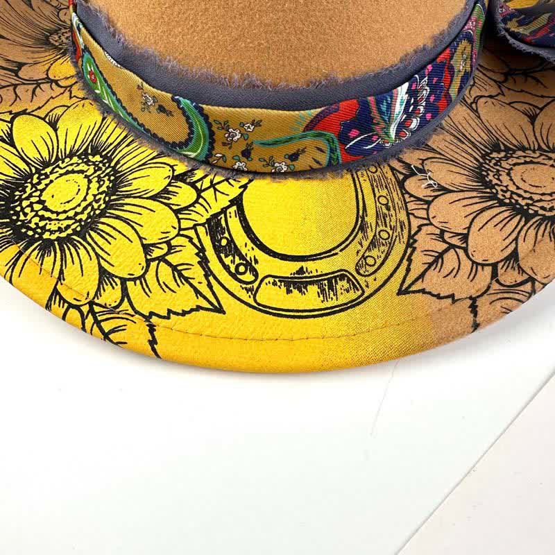 Sombrero de vaquero occidental con decoración de plumas de girasol pintadas con aerosol