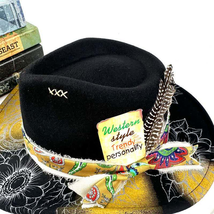 Sombrero de vaquero occidental con decoración de plumas de girasol pintadas con aerosol