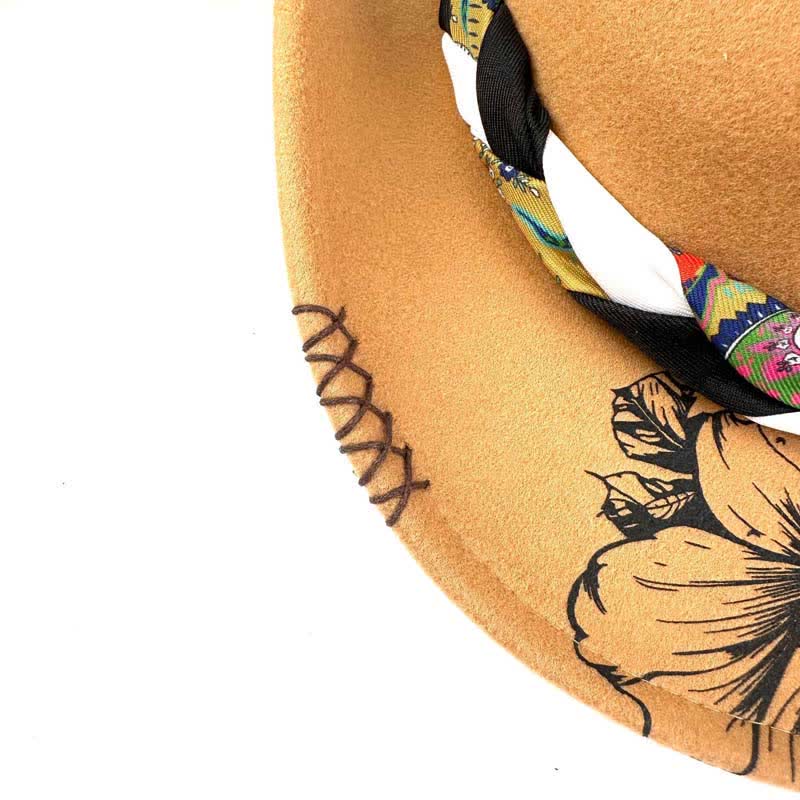 Sombrero de vaquero con correa étnica y decoración de plumas de girasol del oeste