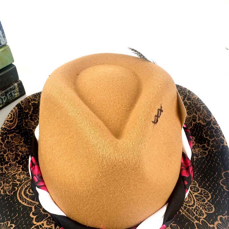 Sombrero de vaquero con correa étnica y decoración de plumas de margarita en dos tonos