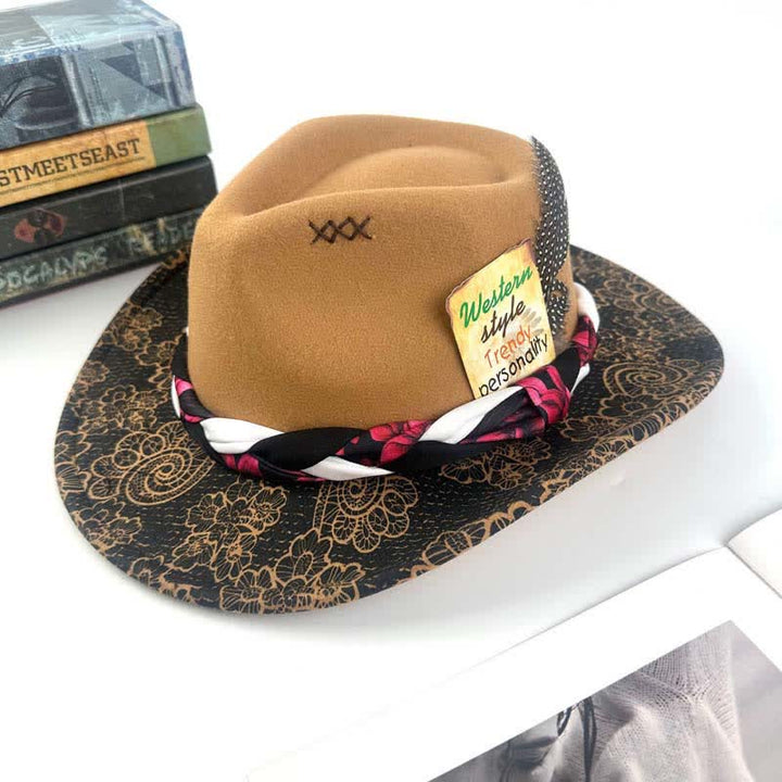 Sombrero de vaquero con correa étnica y decoración de plumas de margarita en dos tonos