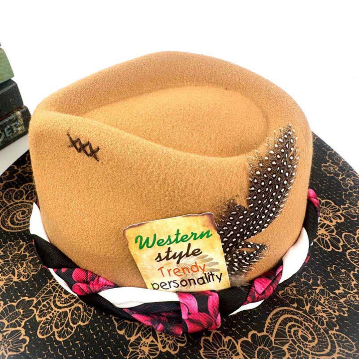 Sombrero de vaquero con correa étnica y decoración de plumas de margarita en dos tonos