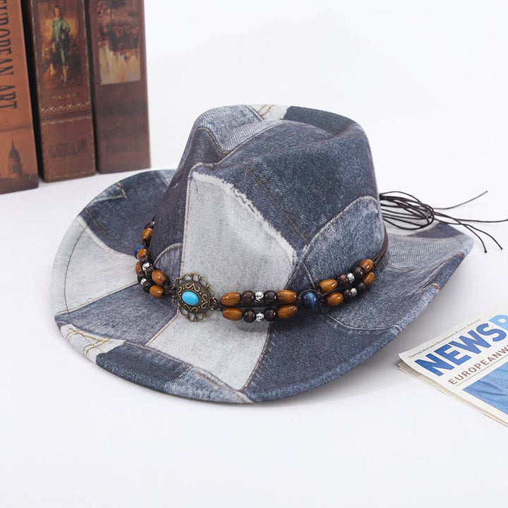 Sombrero vaquero de mezclilla con banda de cuentas de madera y diseño de bloques de color.