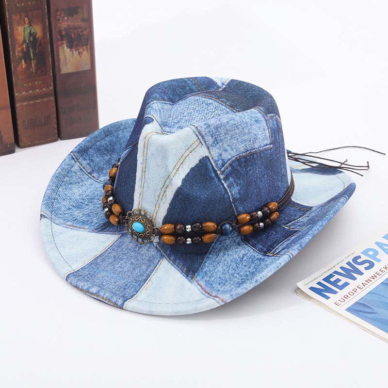 Sombrero vaquero de mezclilla con banda de cuentas de madera y diseño de bloques de color.