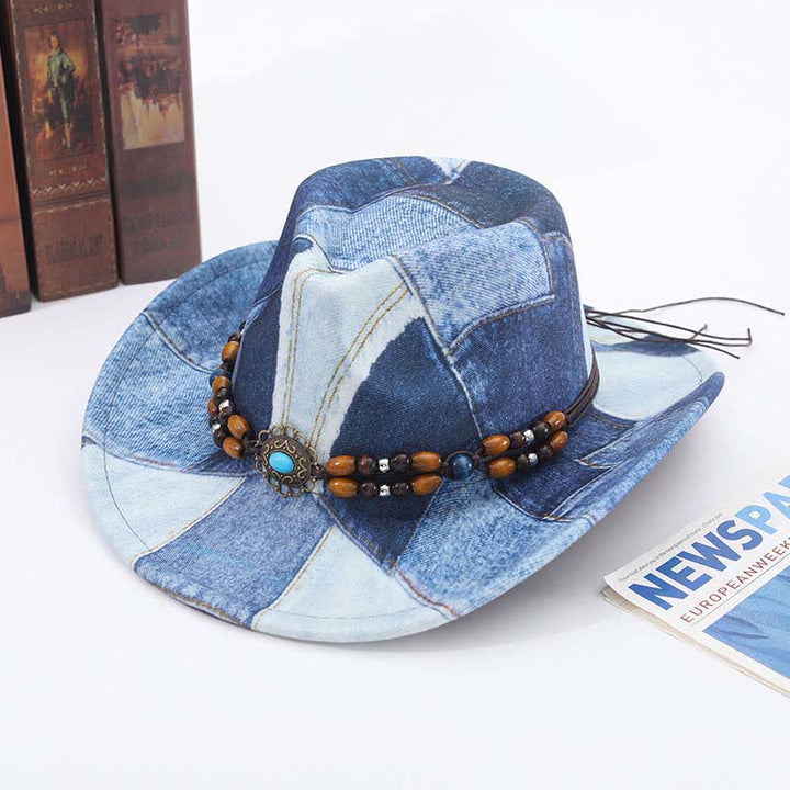 Sombrero vaquero de mezclilla con banda de cuentas de madera y diseño de bloques de color.