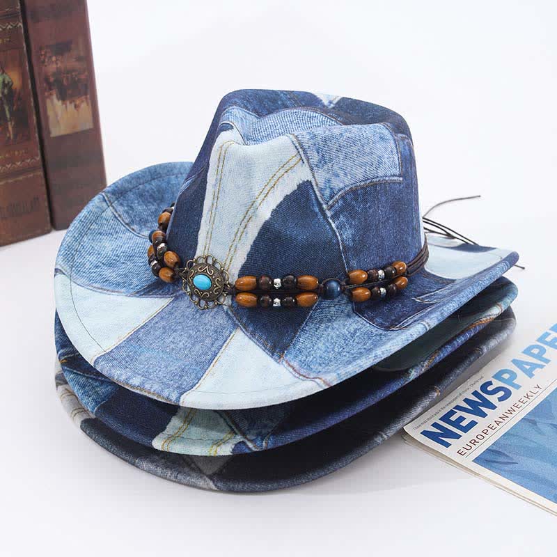 Sombrero vaquero de mezclilla con banda de cuentas de madera y diseño de bloques de color.