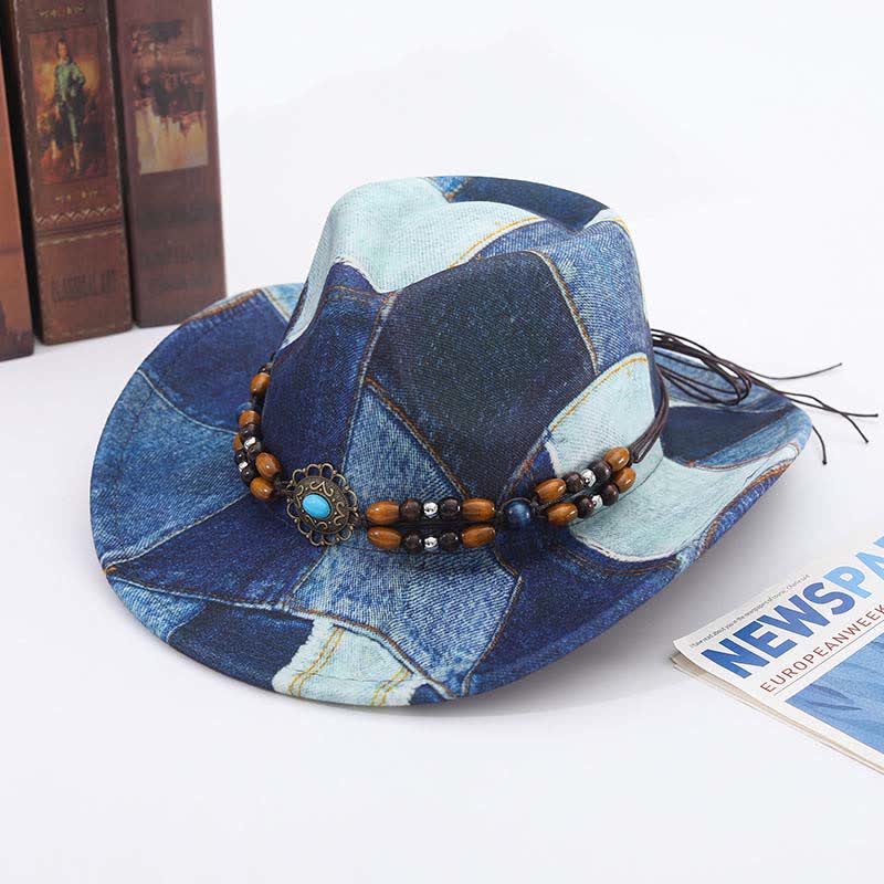Sombrero vaquero de mezclilla con banda de cuentas de madera y diseño de bloques de color.