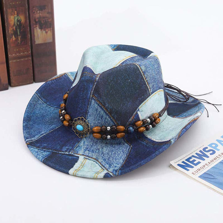 Sombrero vaquero de mezclilla con banda de cuentas de madera y diseño de bloques de color.