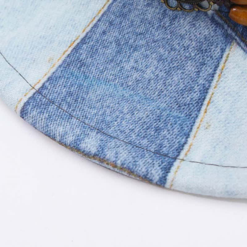 Sombrero vaquero de mezclilla con banda de cuentas de madera y diseño de bloques de color.