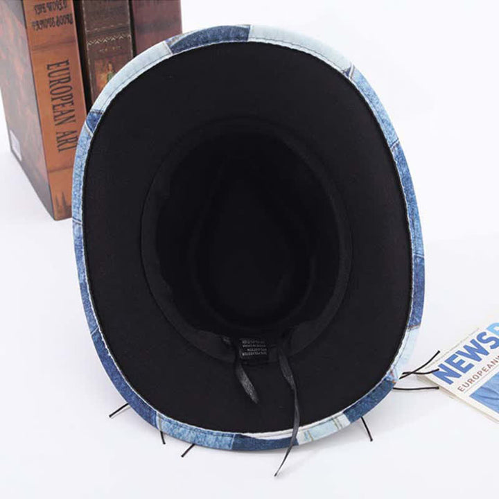 Sombrero vaquero de mezclilla con banda de cuentas de madera y diseño de bloques de color.