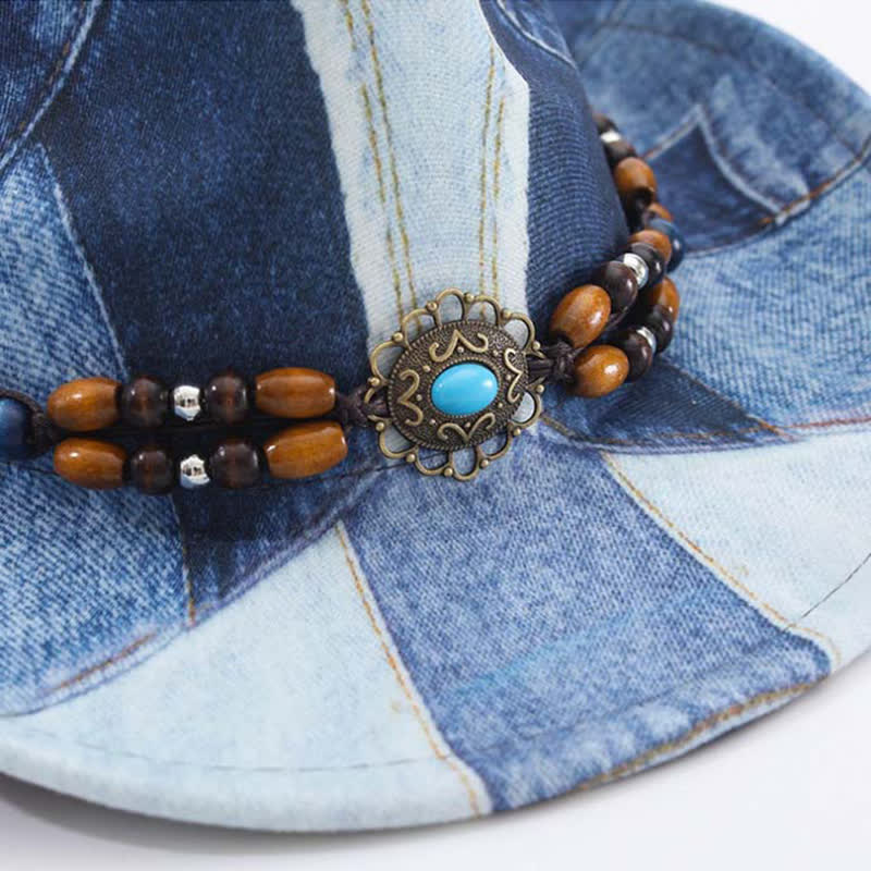 Sombrero vaquero de mezclilla con banda de cuentas de madera y diseño de bloques de color.