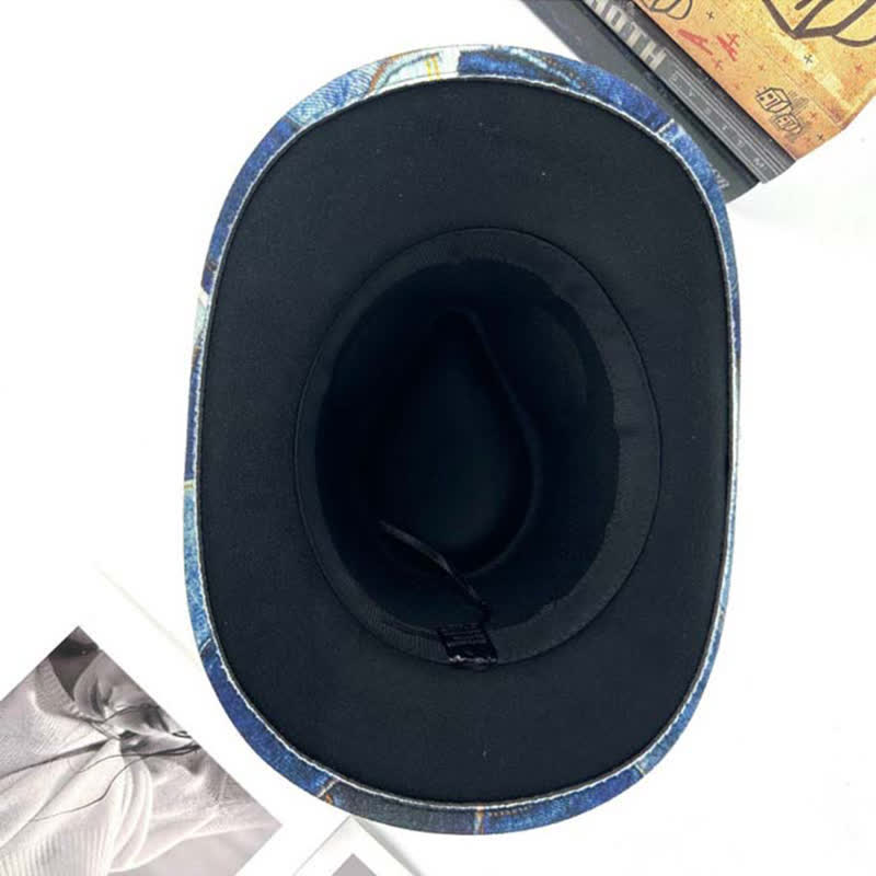 Sombrero vaquero de mezclilla con diseño de bloques de color y plumas verdes.