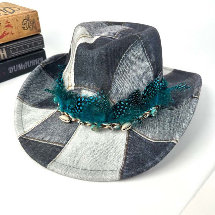 Sombrero vaquero de mezclilla con diseño de bloques de color y plumas verdes.